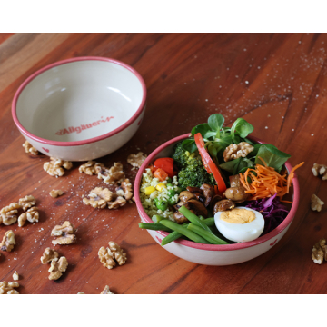 weisse Keramiksalatschale mit Aufschrift Allgäuerin