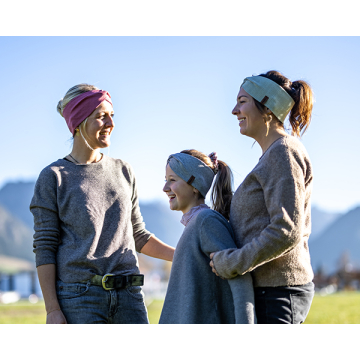 Zwei Frauen und ein Kind, die ein Stirnband tragen