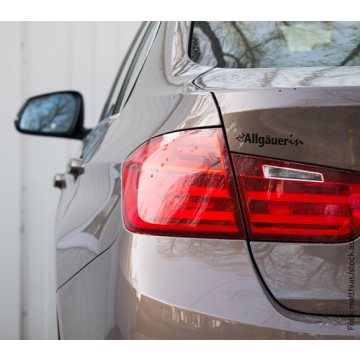 Aufkleber auf der Heckansicht eines Autos mit dem Schriftzug die Allgäuerin