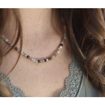 Edelsteinkette am Hals einer Frau