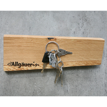 Magnetbrett aus Holz an dem ein Schlüsselbund hängt